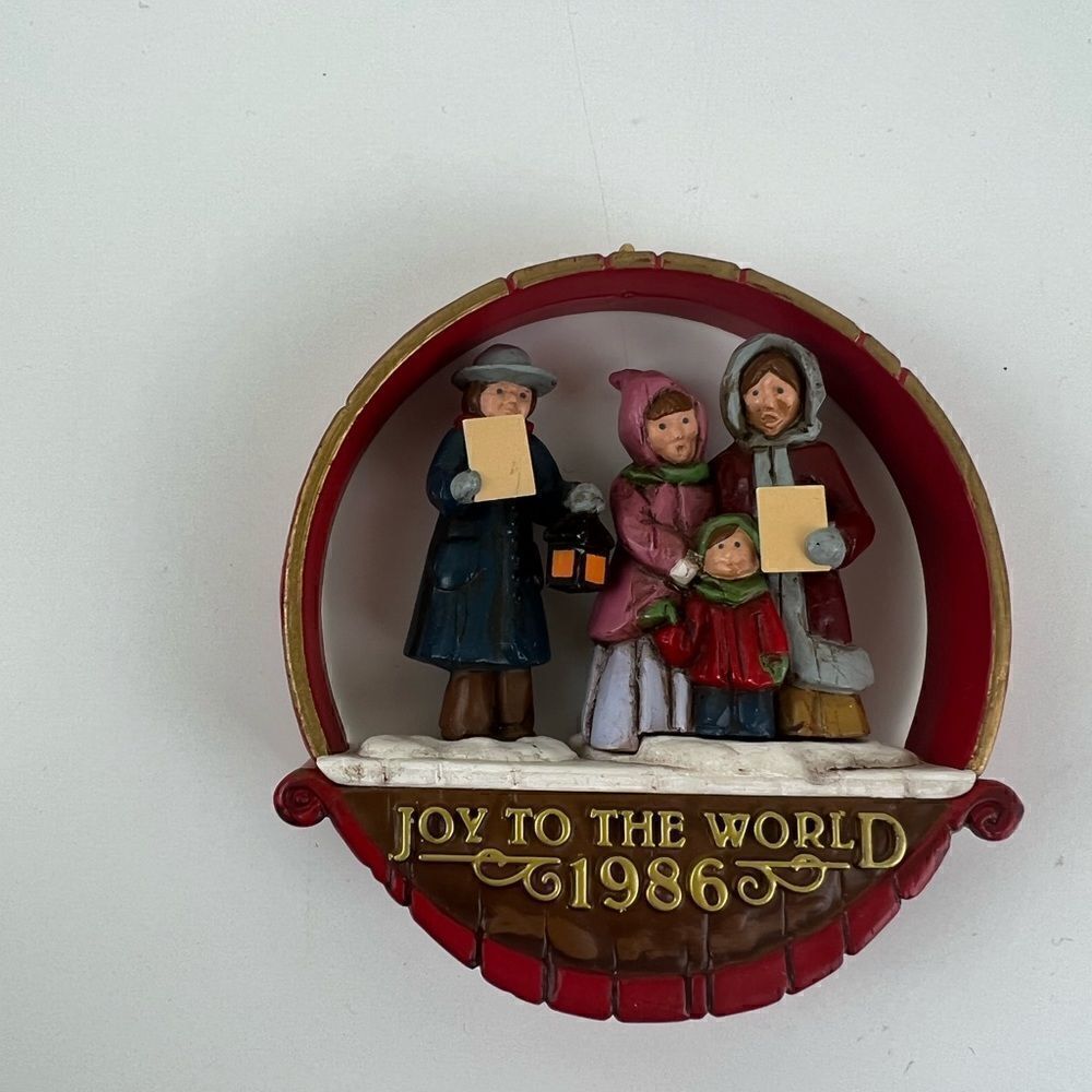 Hallmark 1986 the Joyful Caroler's Ornament